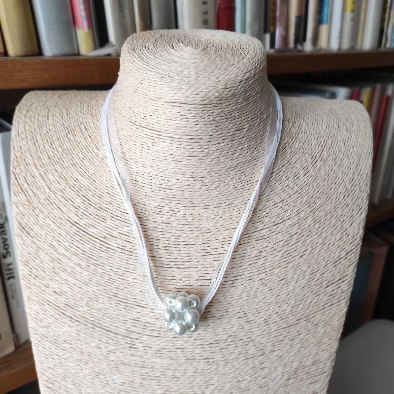 Bílá perlová kulička s náušnicemi